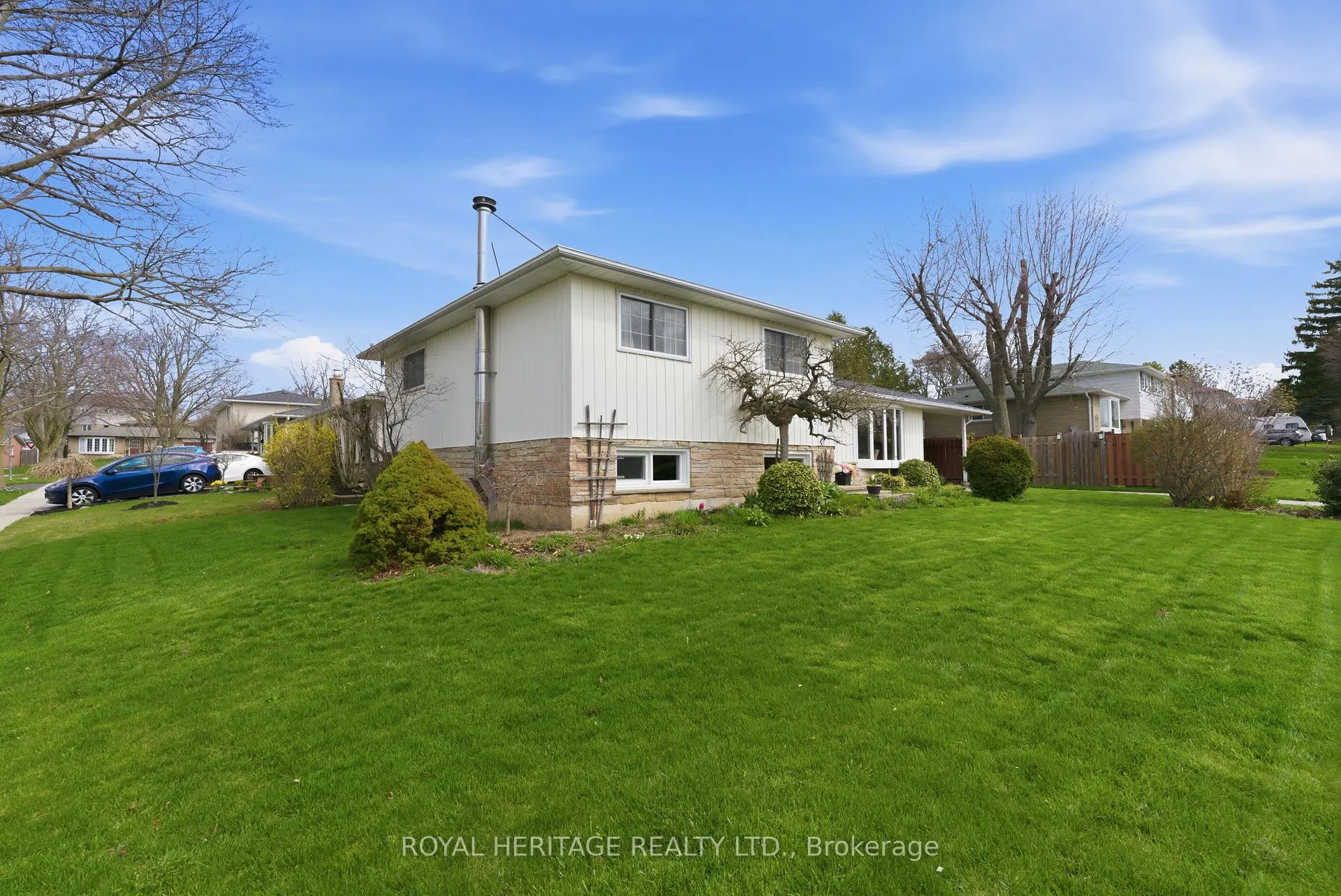 Photo 5 of 72 Clover Ridge Drive E, Ajax, South East — HOMEH