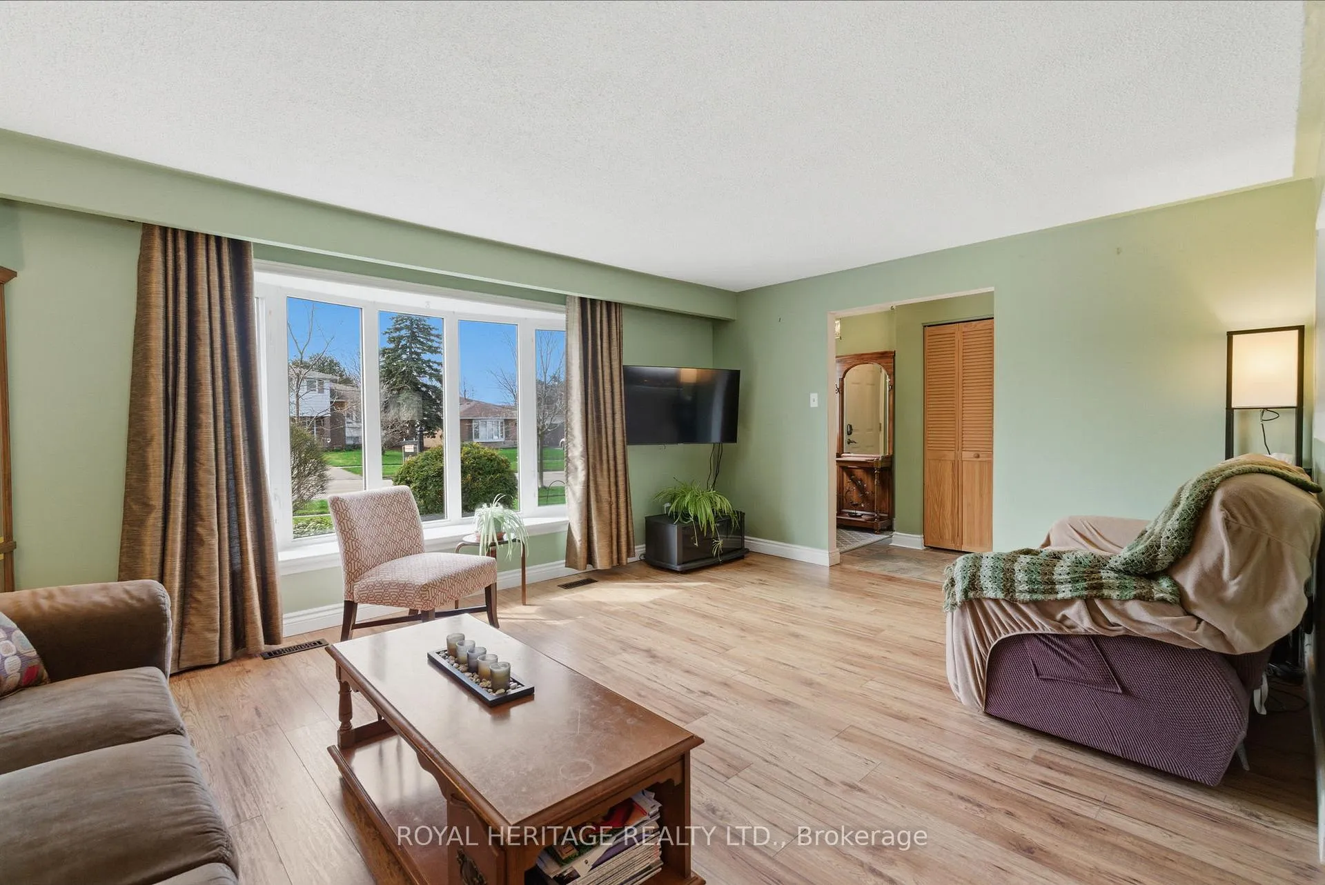 Photo 9 of 72 Clover Ridge Drive E, Ajax, South East — HOMEH