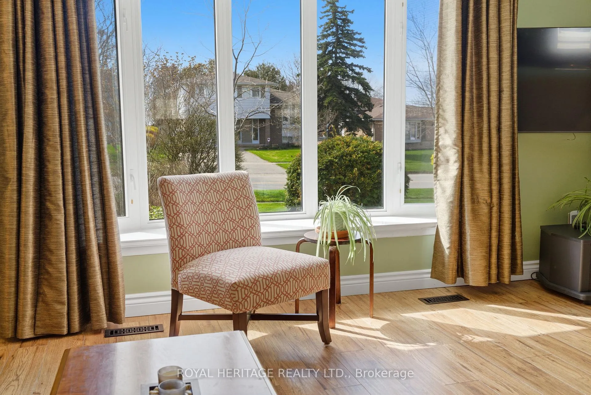 Photo 11 of 72 Clover Ridge Drive E, Ajax, South East — HOMEH