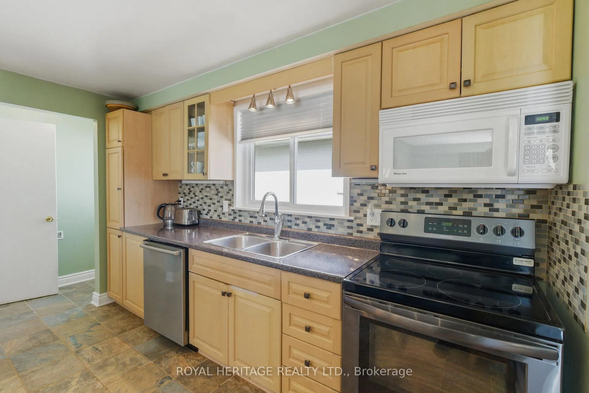 Photo 15 of 72 Clover Ridge Drive E, Ajax, South East — HOMEH