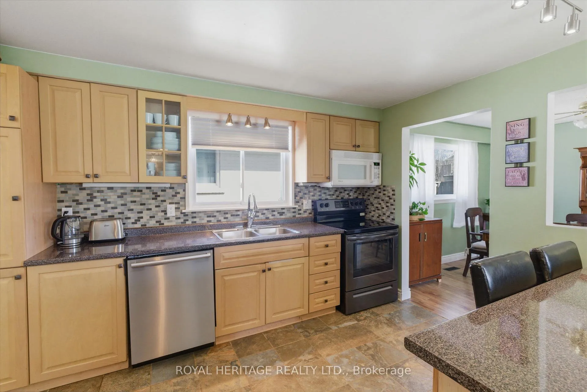 Photo 20 of 72 Clover Ridge Drive E, Ajax, South East — HOMEH