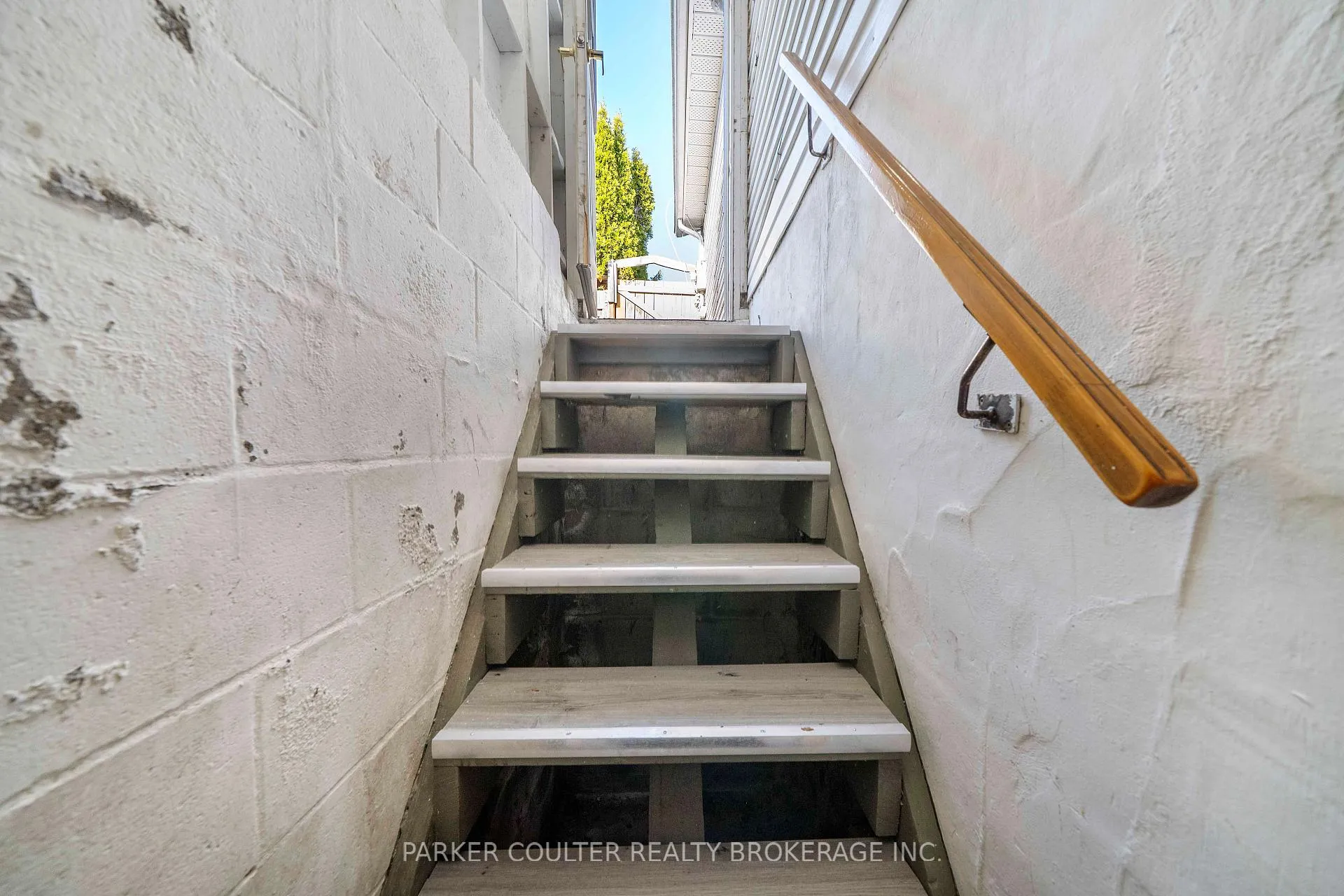 Photo 4 of 10 Ford Street, Barrie, Sunnidale — HOMEH