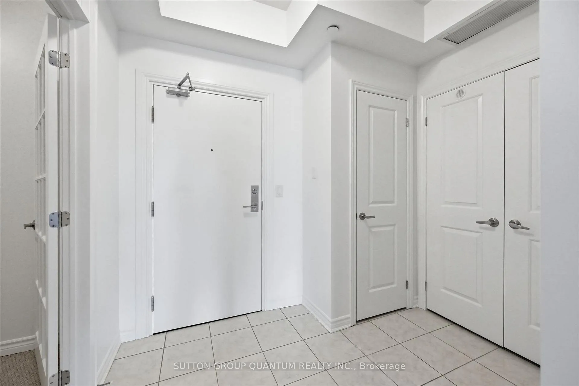 Photo 5 of Unit 304, 2300 Upper Middle Road W, Oakville, Glen Abbey — HOMEH
