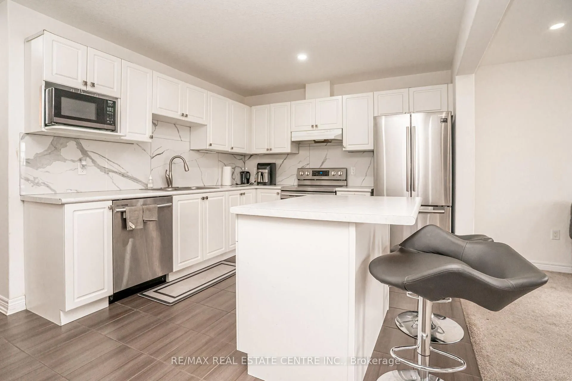 Photo 5 of 11 Winterton Court, Orangeville — HOMEH