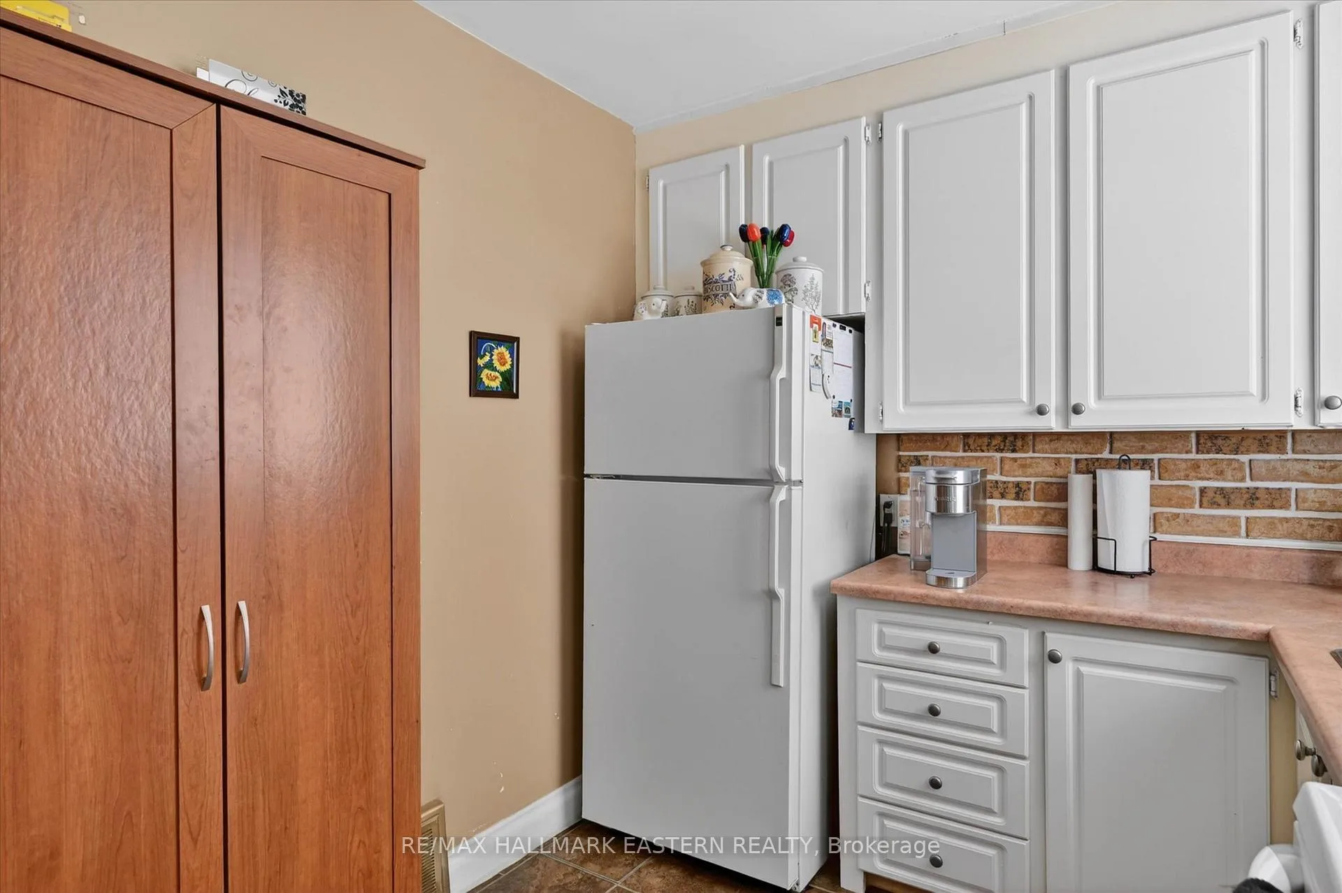 Photo 13 of 561 Spruce Avenue, Peterborough, Otonabee Ward 1 — HOMEH