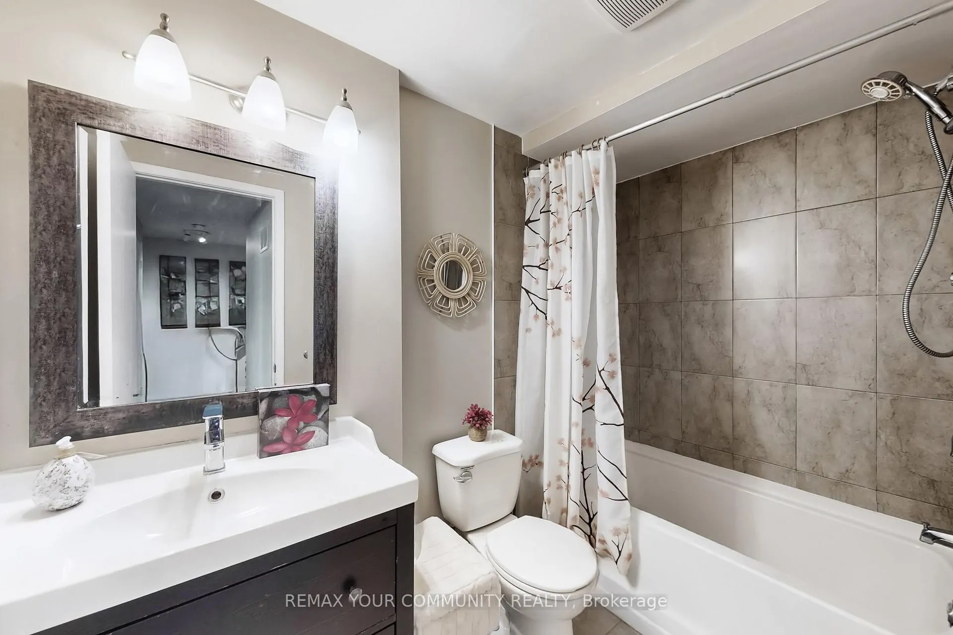 Photo 35 of Unit 16, 72 Ashglen Way, Markham, Unionville — HOMEH