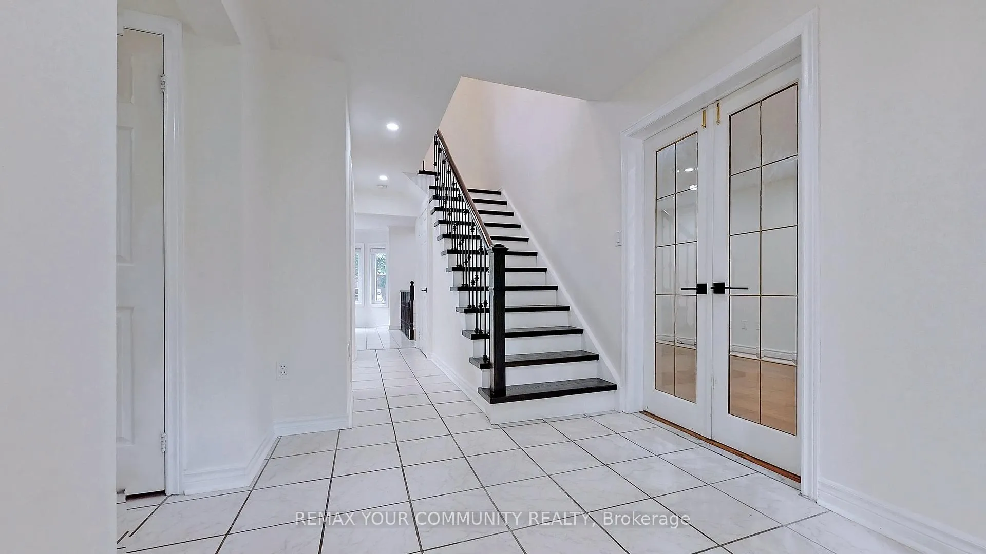 Photo 3 of 63 Falling Brook Drive, Barrie, Innis-Shore — HOMEH