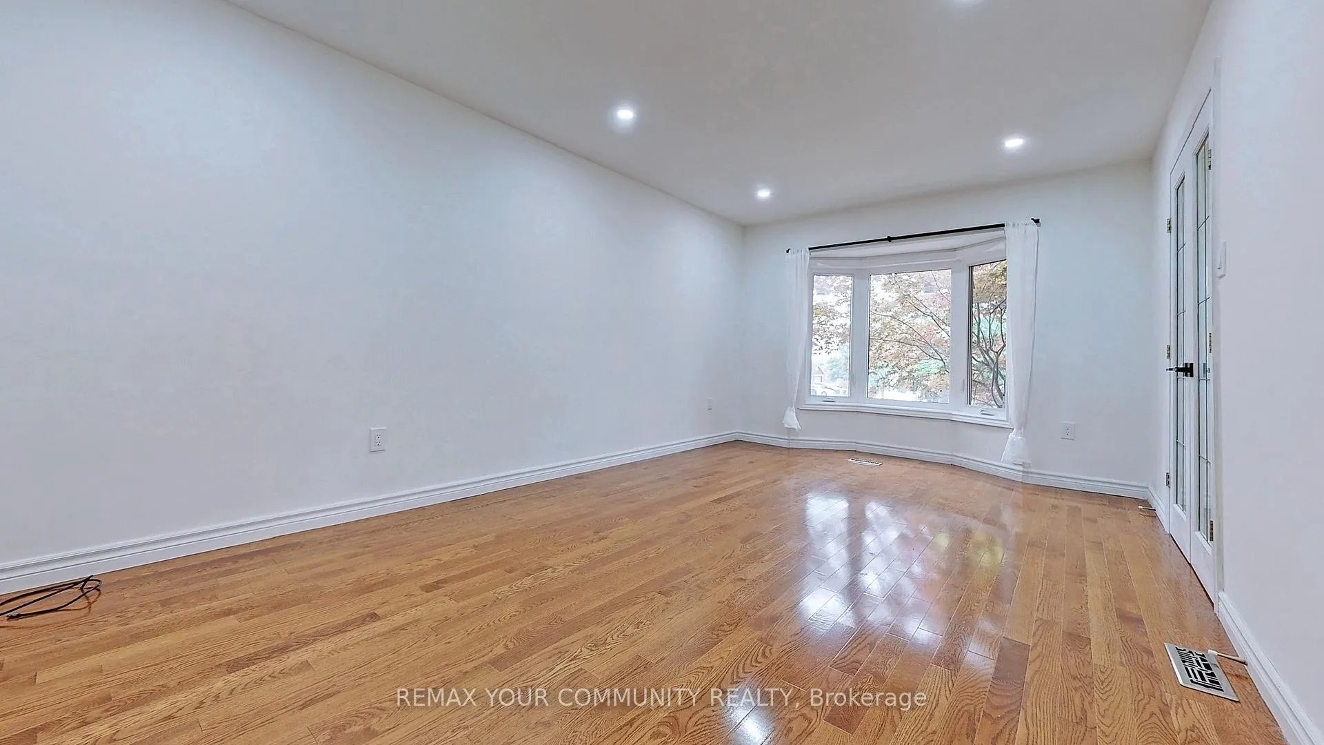 Photo 5 of 63 Falling Brook Drive, Barrie, Innis-Shore — HOMEH