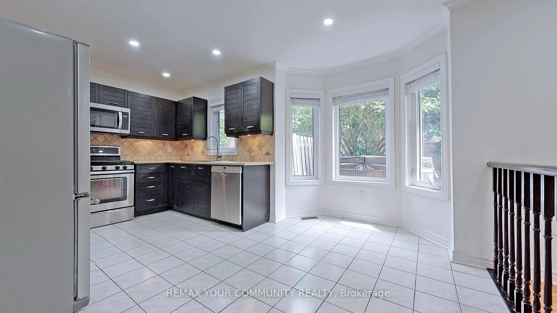 Photo 8 of 63 Falling Brook Drive, Barrie, Innis-Shore — HOMEH