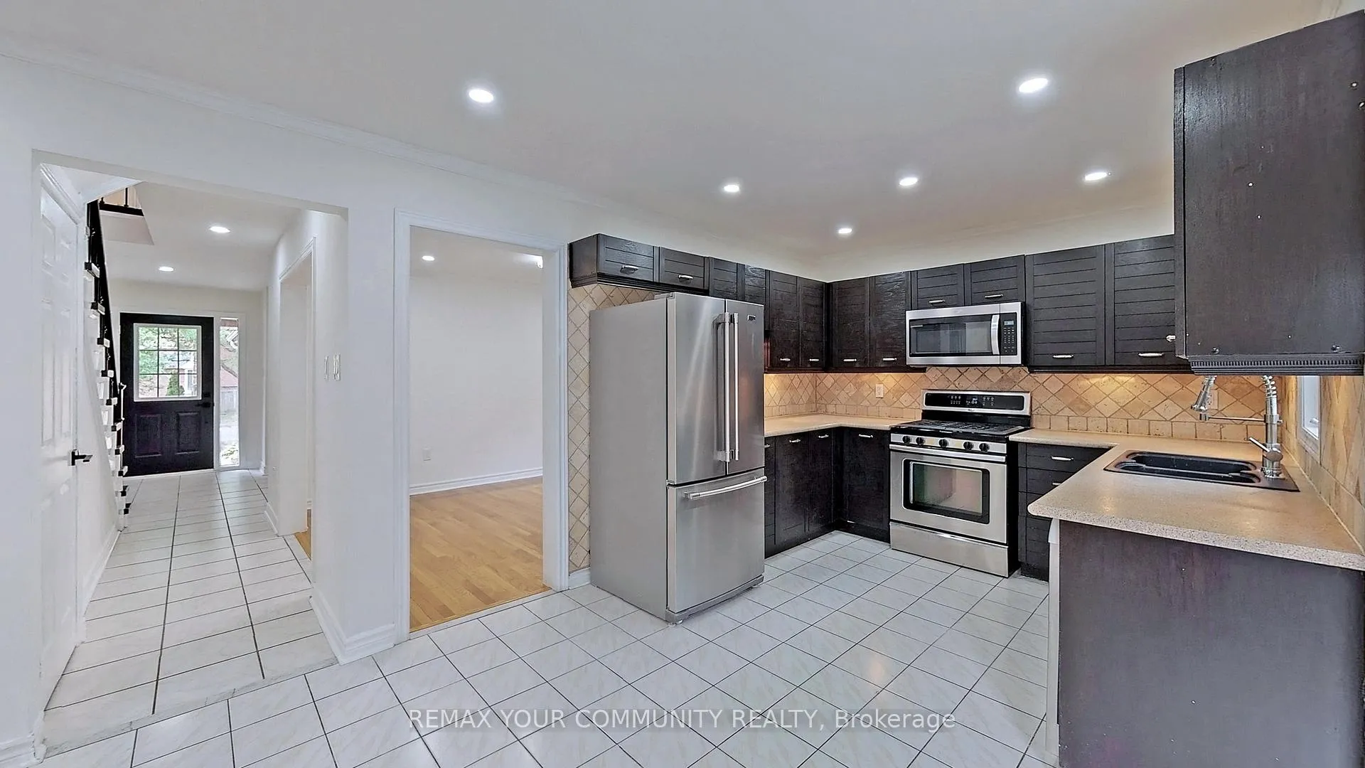 Photo 9 of 63 Falling Brook Drive, Barrie, Innis-Shore — HOMEH