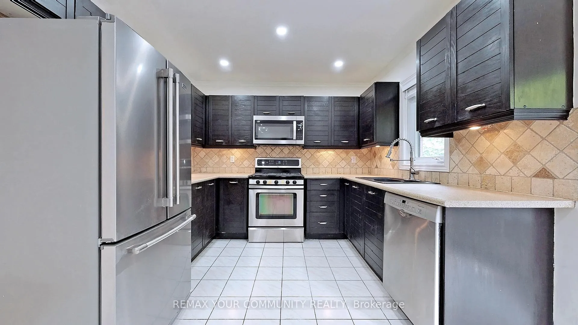 Photo 10 of 63 Falling Brook Drive, Barrie, Innis-Shore — HOMEH