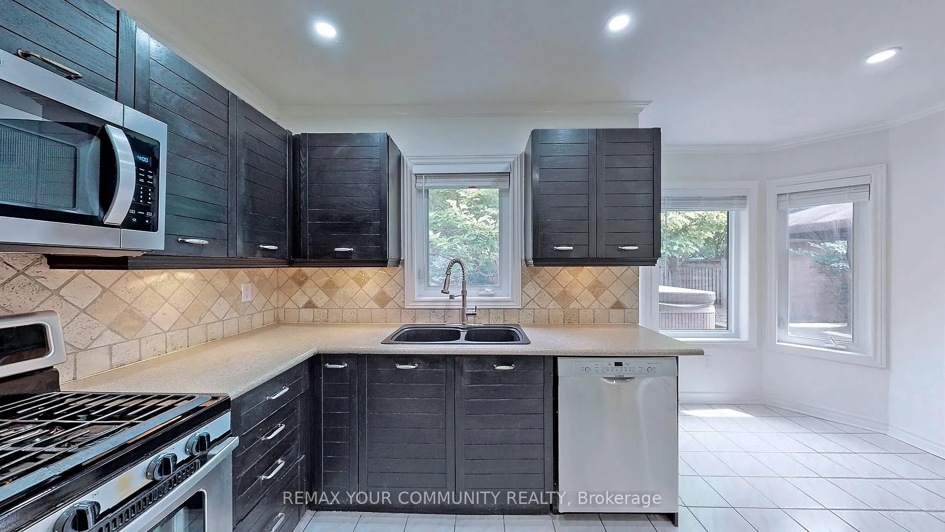 Photo 12 of 63 Falling Brook Drive, Barrie, Innis-Shore — HOMEH