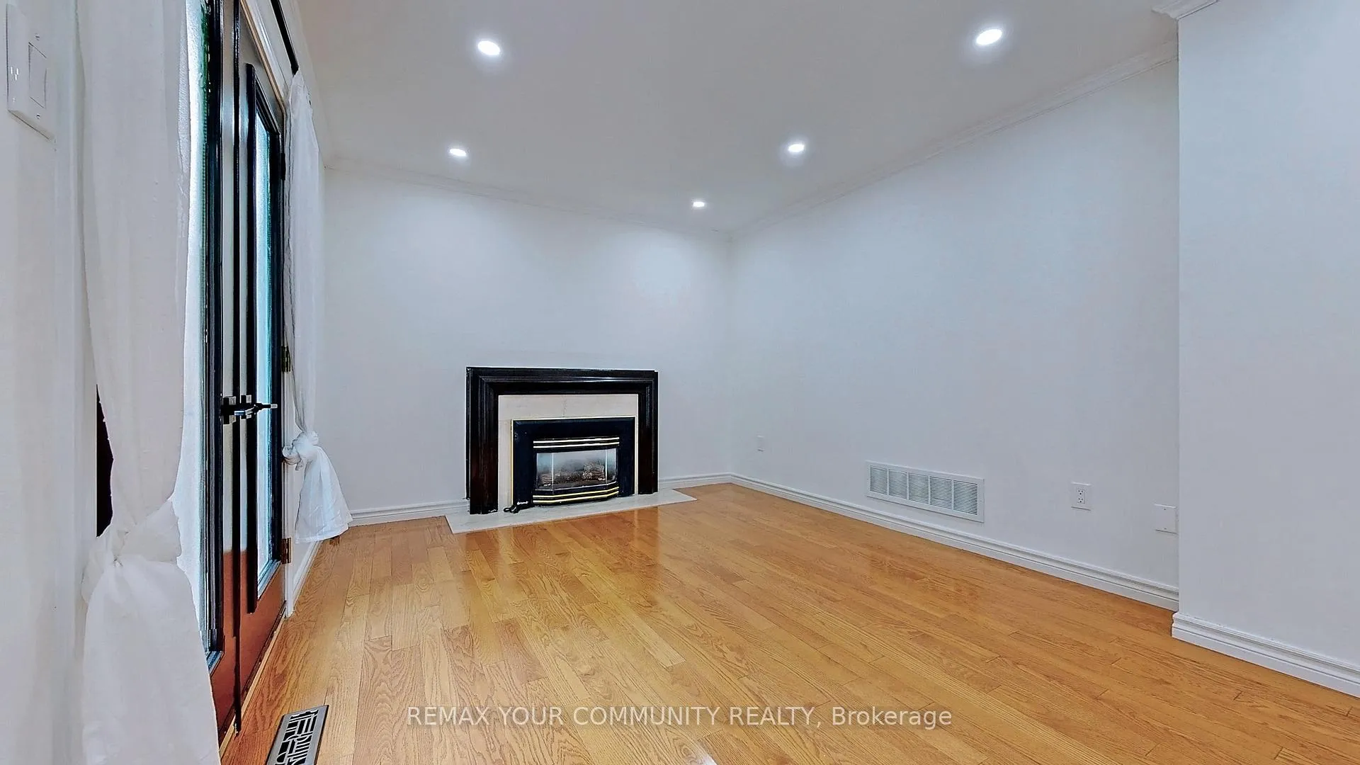 Photo 15 of 63 Falling Brook Drive, Barrie, Innis-Shore — HOMEH