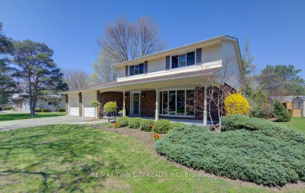 Photo 2 of 128 Dalewood Drive, Kitchener — HOMEH