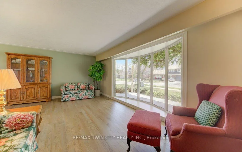 Photo 11 of 128 Dalewood Drive, Kitchener — HOMEH