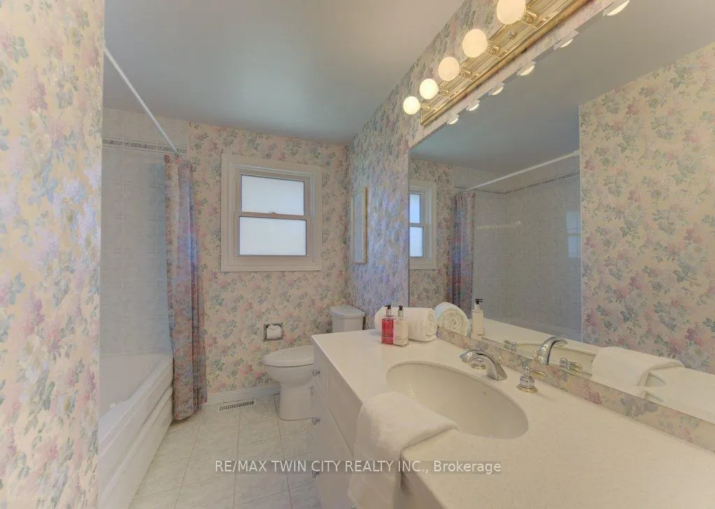 Photo 35 of 128 Dalewood Drive, Kitchener — HOMEH