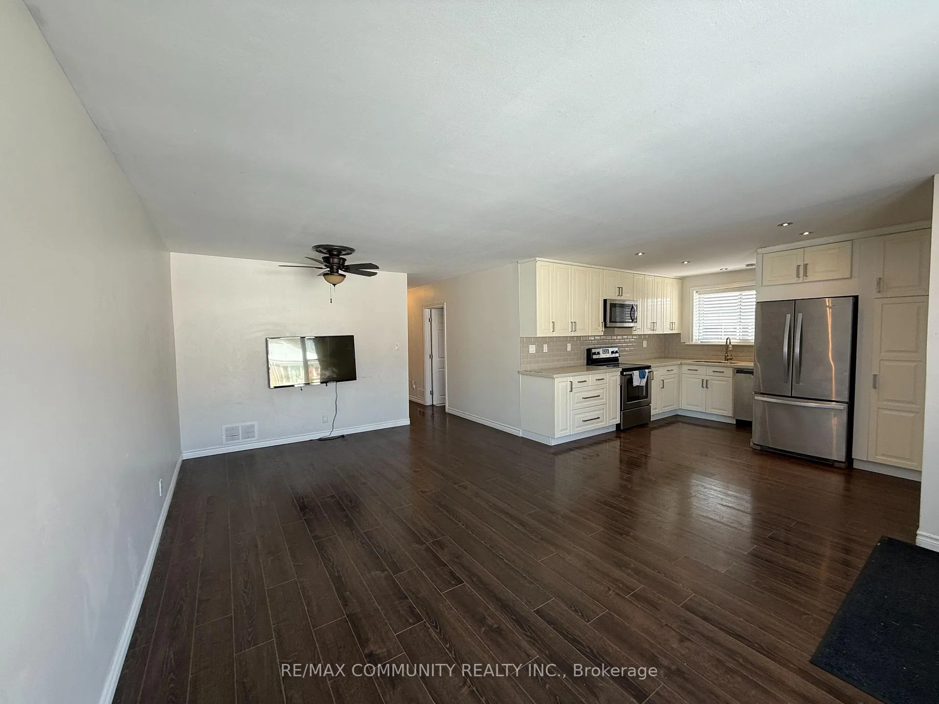 Photo 4 of Unit Main, 47 Davis Road, Aurora, Aurora Highlands — HOMEH