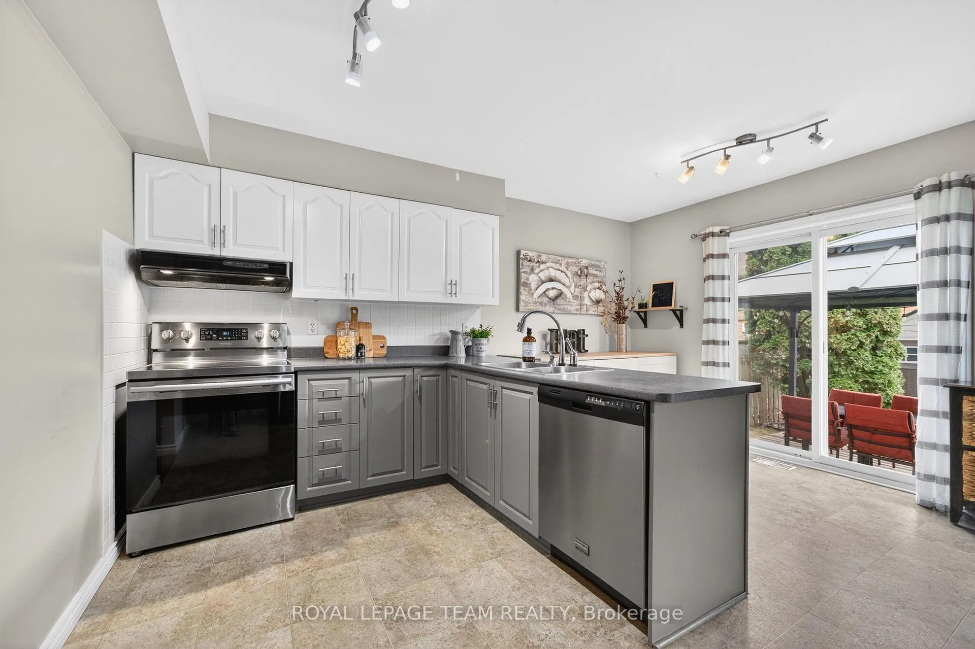 Photo 17 of 23 Inwood Drive, Ottawa, Kanata - Bridlewood — HOMEH
