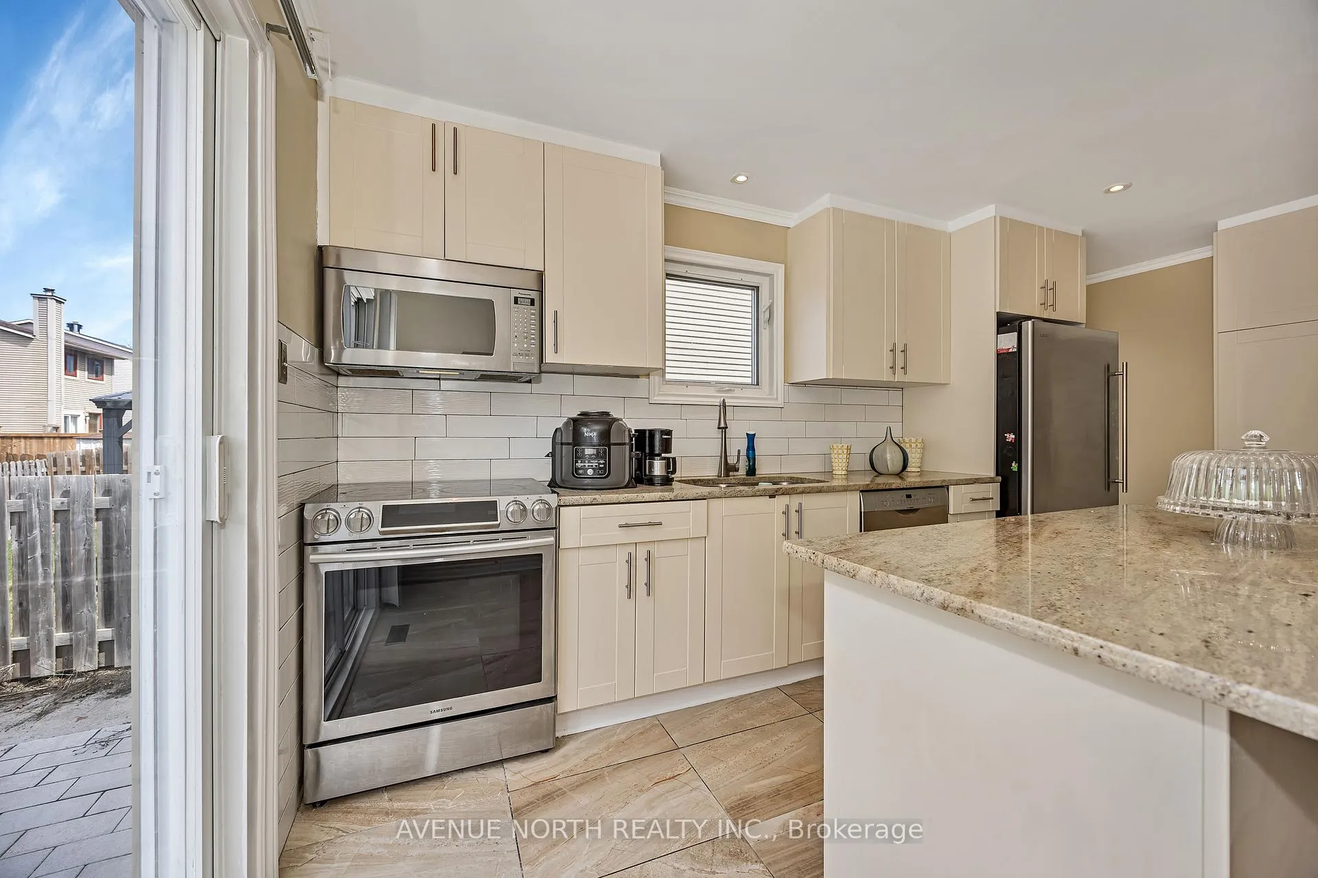 Photo 10 of 365 Lefebvre Way, Ottawa, Bilberry Creek/Queenswood Heights — HOMEH