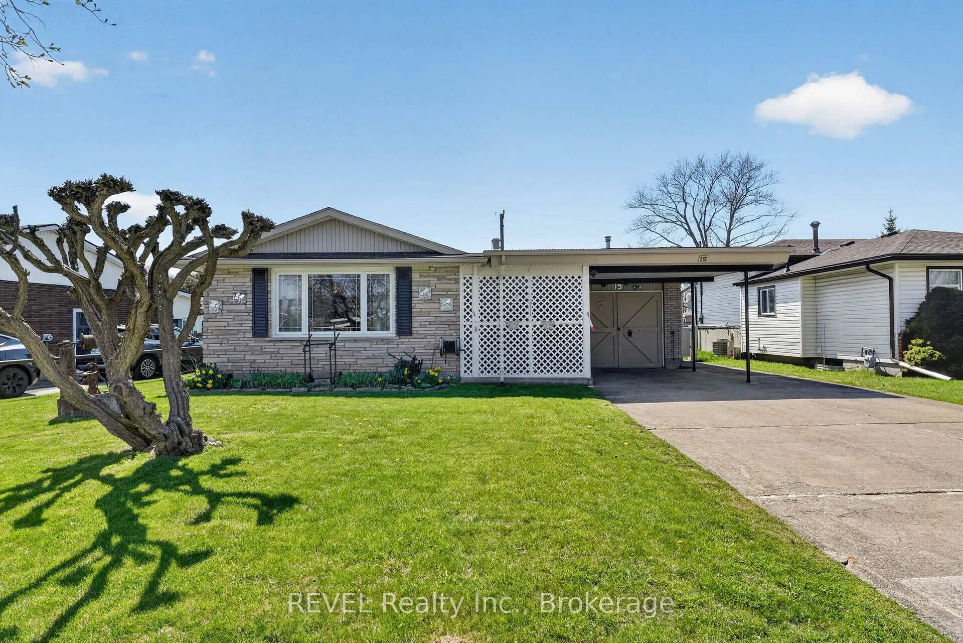 Photo 1 of 15 Woodgate Drive, Welland, N. Welland — HOMEH