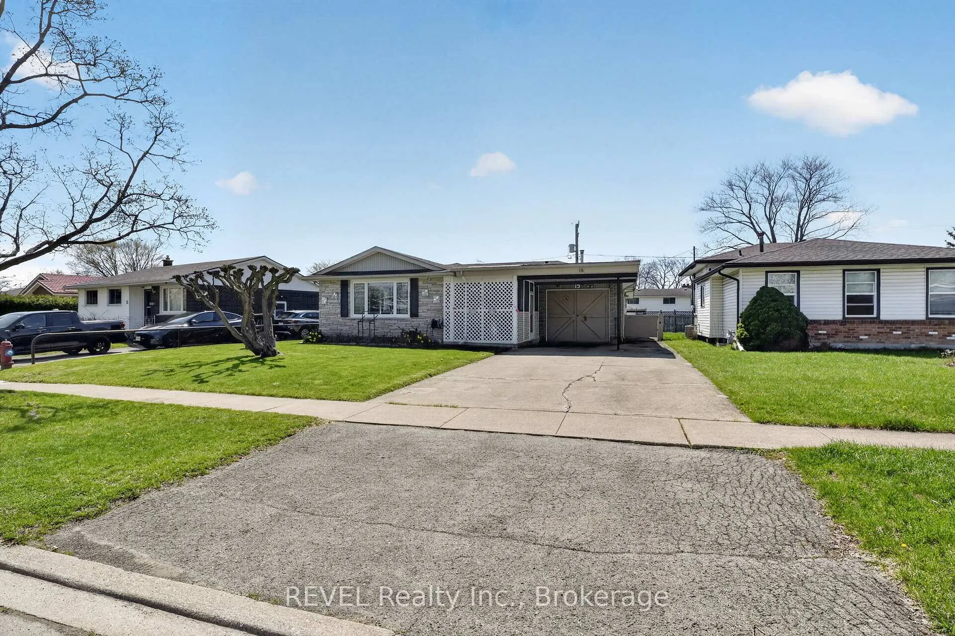 Photo 2 of 15 Woodgate Drive, Welland, N. Welland — HOMEH