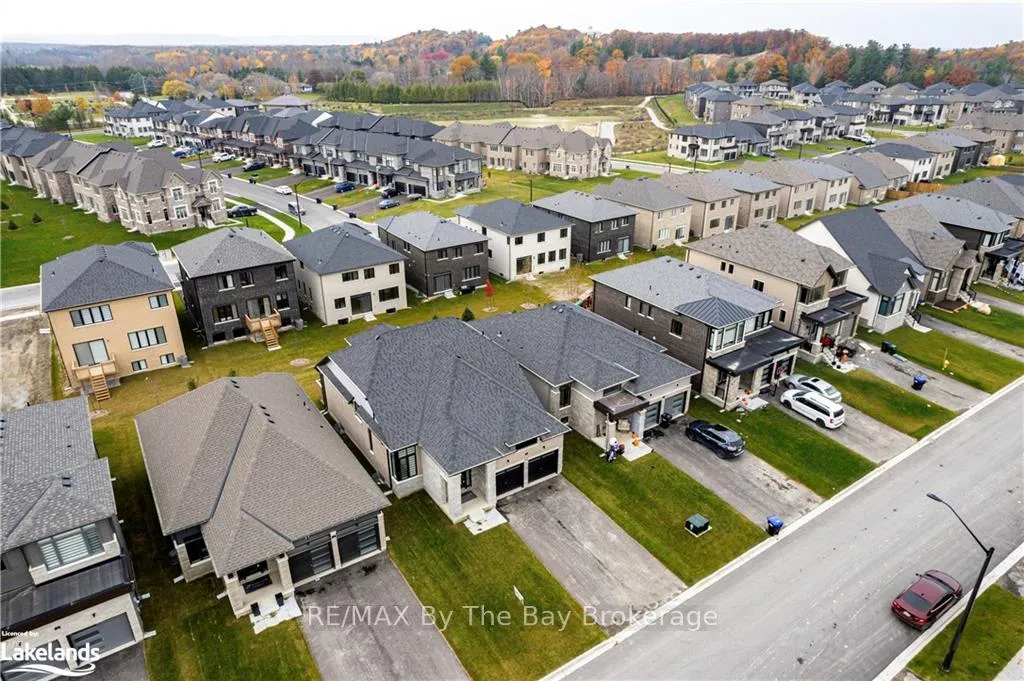 Photo 2 of 5 Rosanne Circle, Wasaga Beach — HOMEH