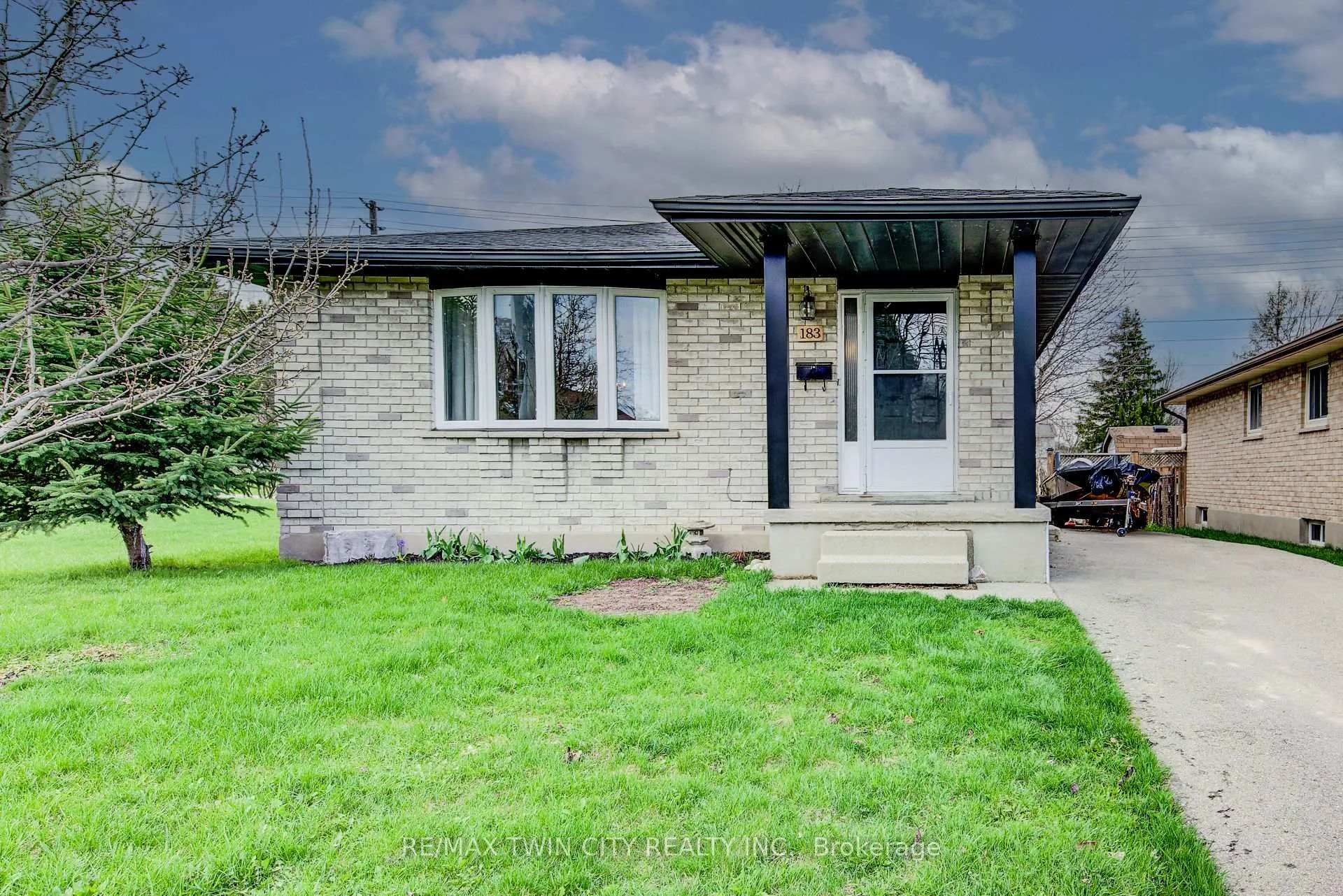 Photo 3 of 183 Dinison Crescent, Kitchener, Laurentian Hills — HOMEH