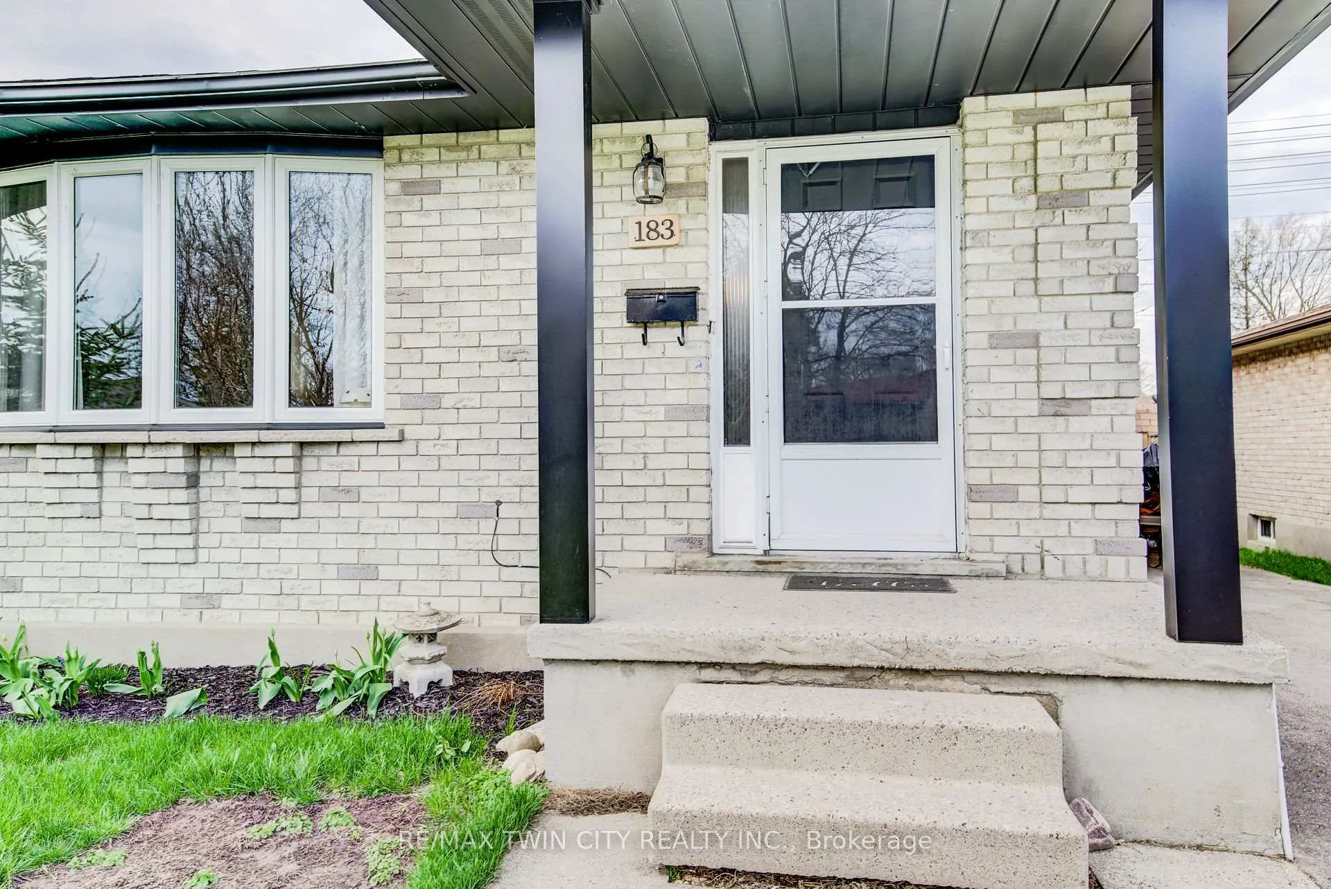 Photo 5 of 183 Dinison Crescent, Kitchener, Laurentian Hills — HOMEH