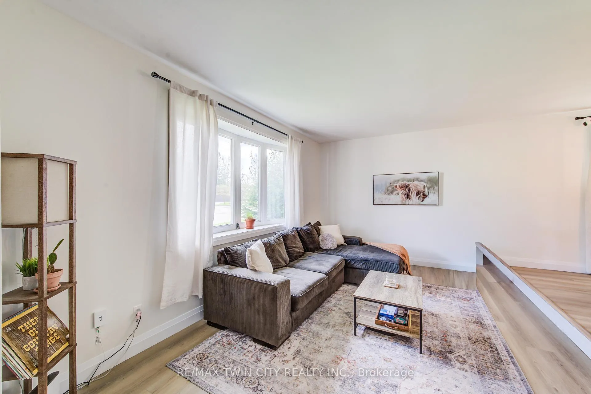 Photo 8 of 183 Dinison Crescent, Kitchener, Laurentian Hills — HOMEH