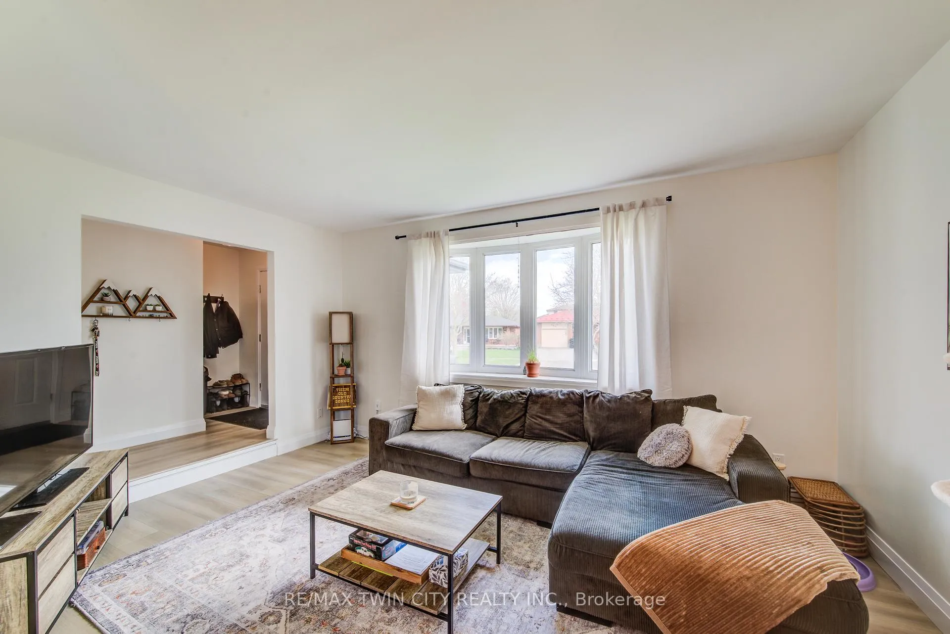 Photo 9 of 183 Dinison Crescent, Kitchener, Laurentian Hills — HOMEH