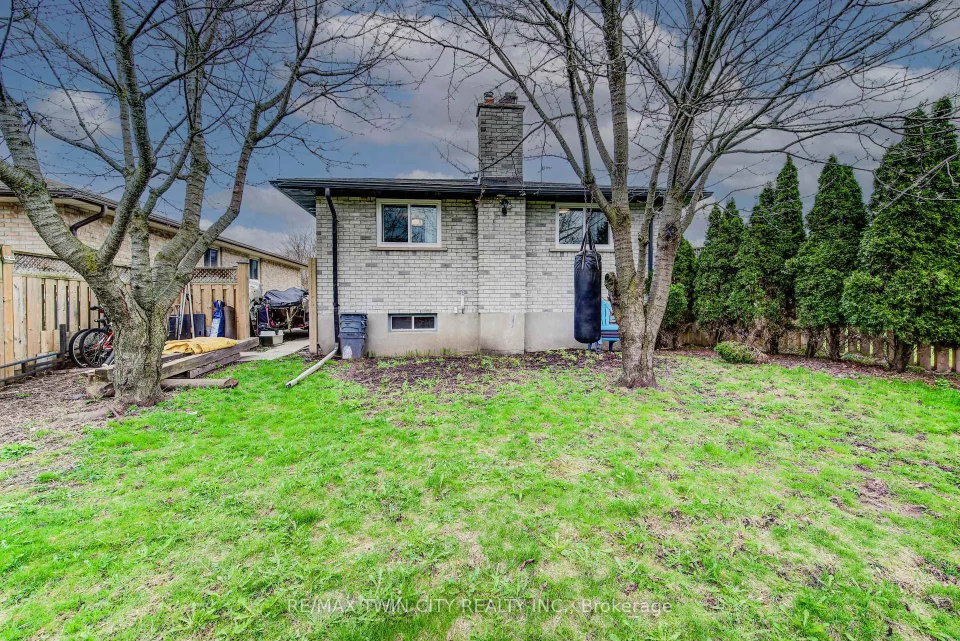 Photo 28 of 183 Dinison Crescent, Kitchener, Laurentian Hills — HOMEH
