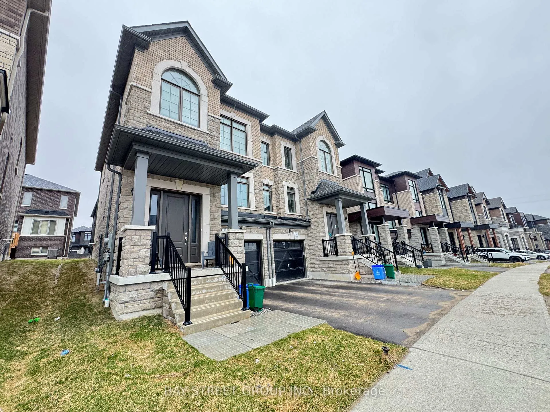 Photo 2 of 1034 Valhalla Terrace, Pickering, Rural Pickering — HOMEH