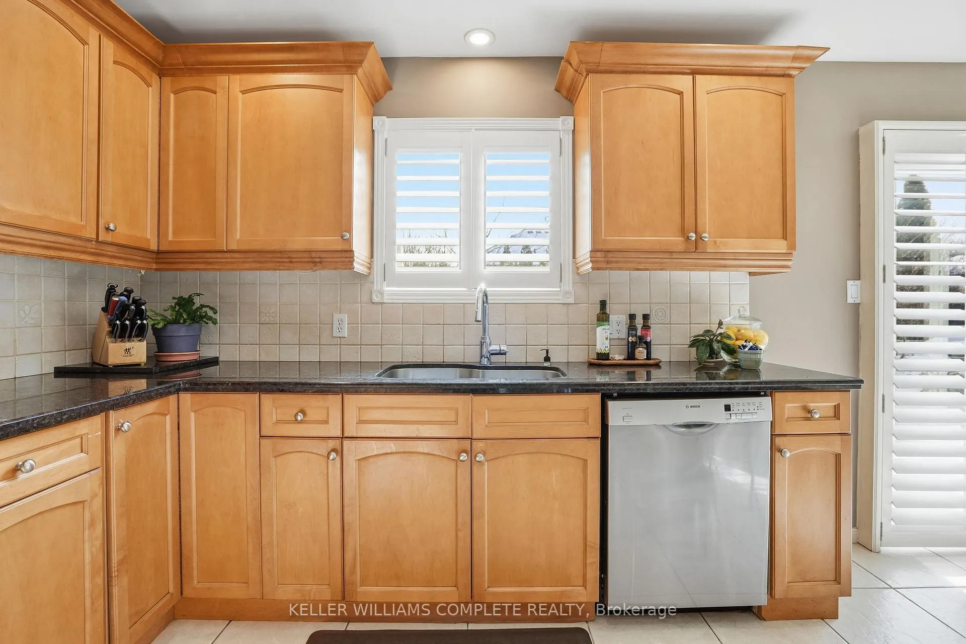 Photo 10 of 37 Southcreek Drive, Hamilton, Meadowlands — HOMEH