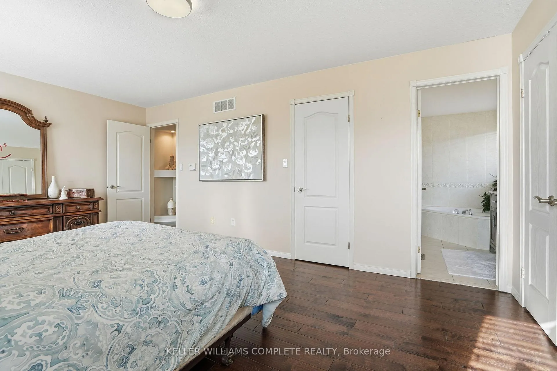 Photo 21 of 37 Southcreek Drive, Hamilton, Meadowlands — HOMEH