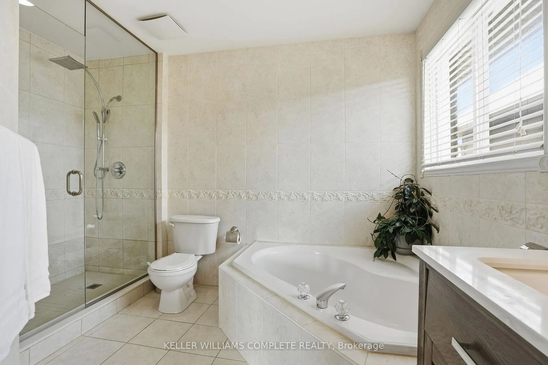 Photo 22 of 37 Southcreek Drive, Hamilton, Meadowlands — HOMEH