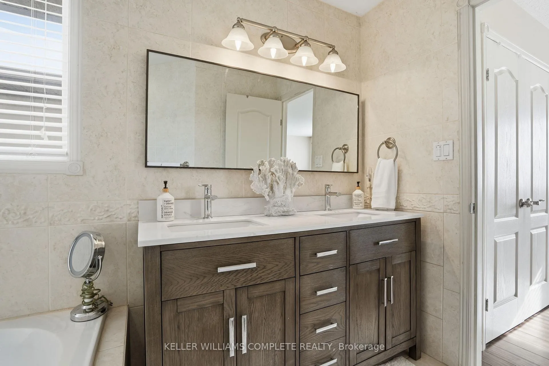 Photo 24 of 37 Southcreek Drive, Hamilton, Meadowlands — HOMEH