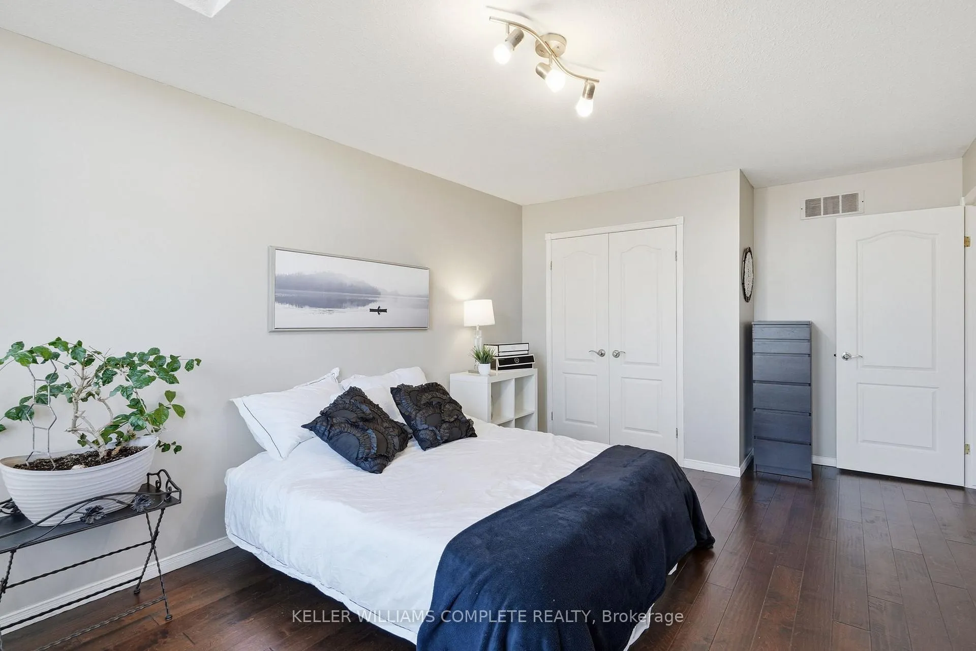 Photo 26 of 37 Southcreek Drive, Hamilton, Meadowlands — HOMEH