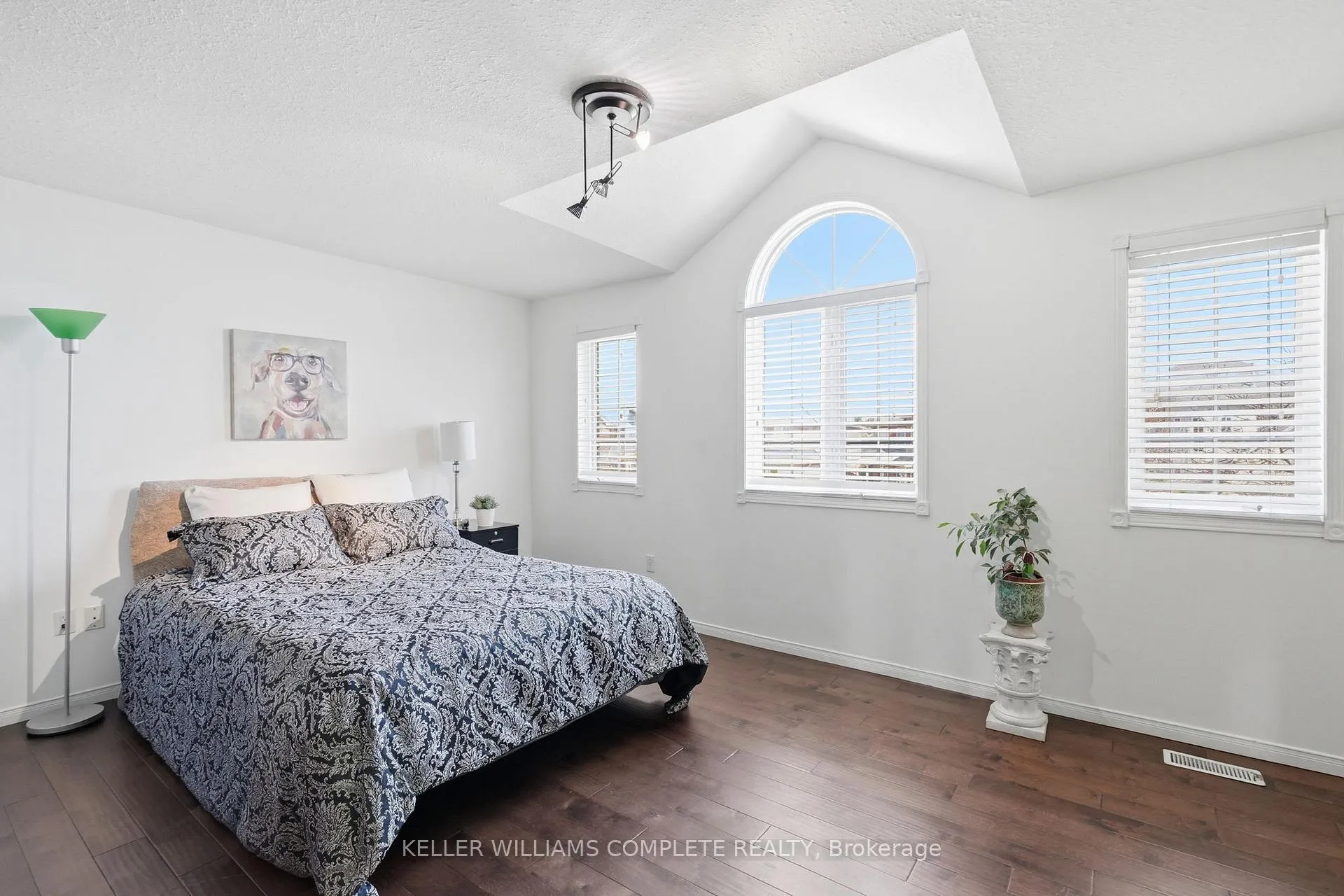 Photo 27 of 37 Southcreek Drive, Hamilton, Meadowlands — HOMEH