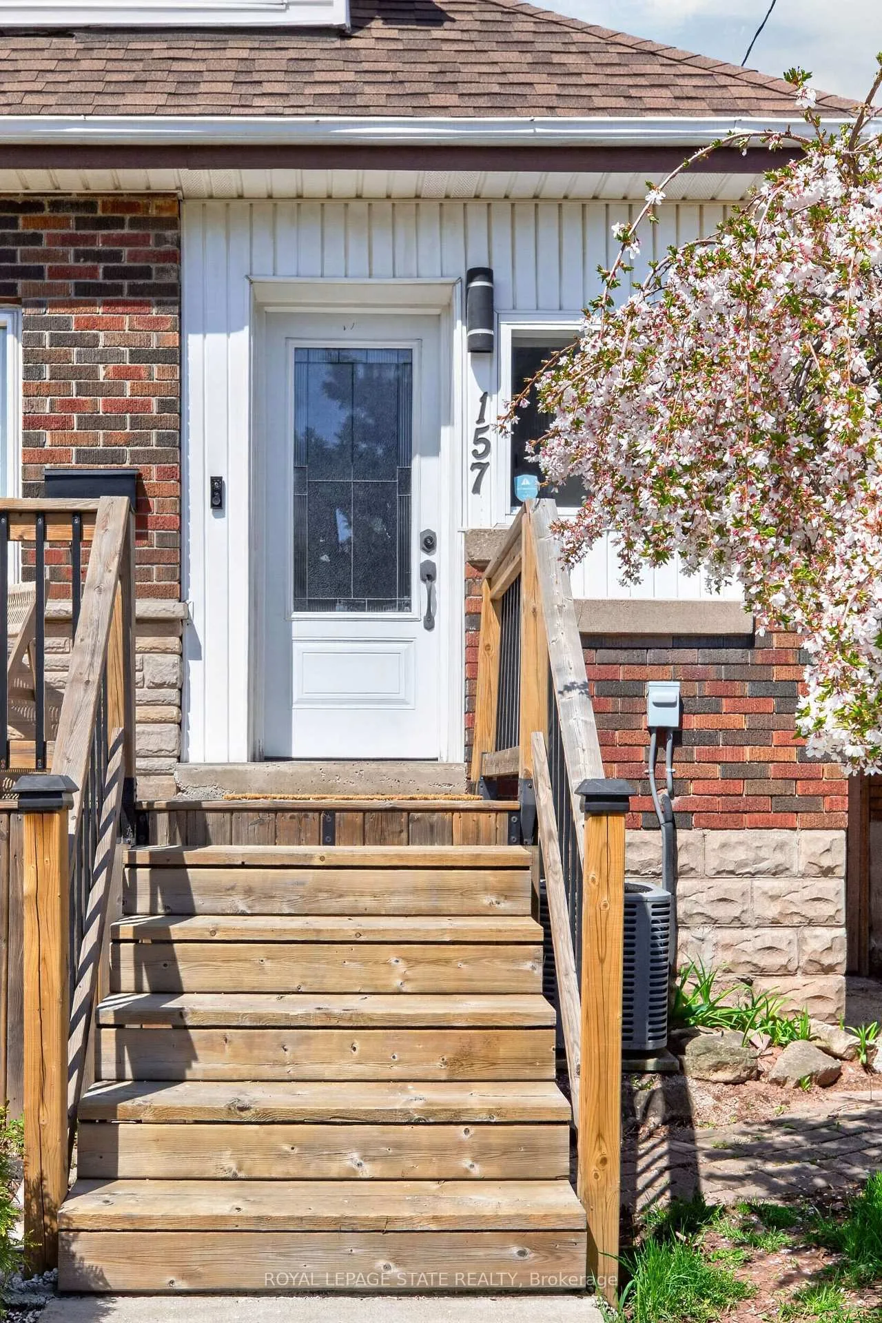 Photo 2 of 157 Cameron Avenue N, Hamilton, Homeside — HOMEH
