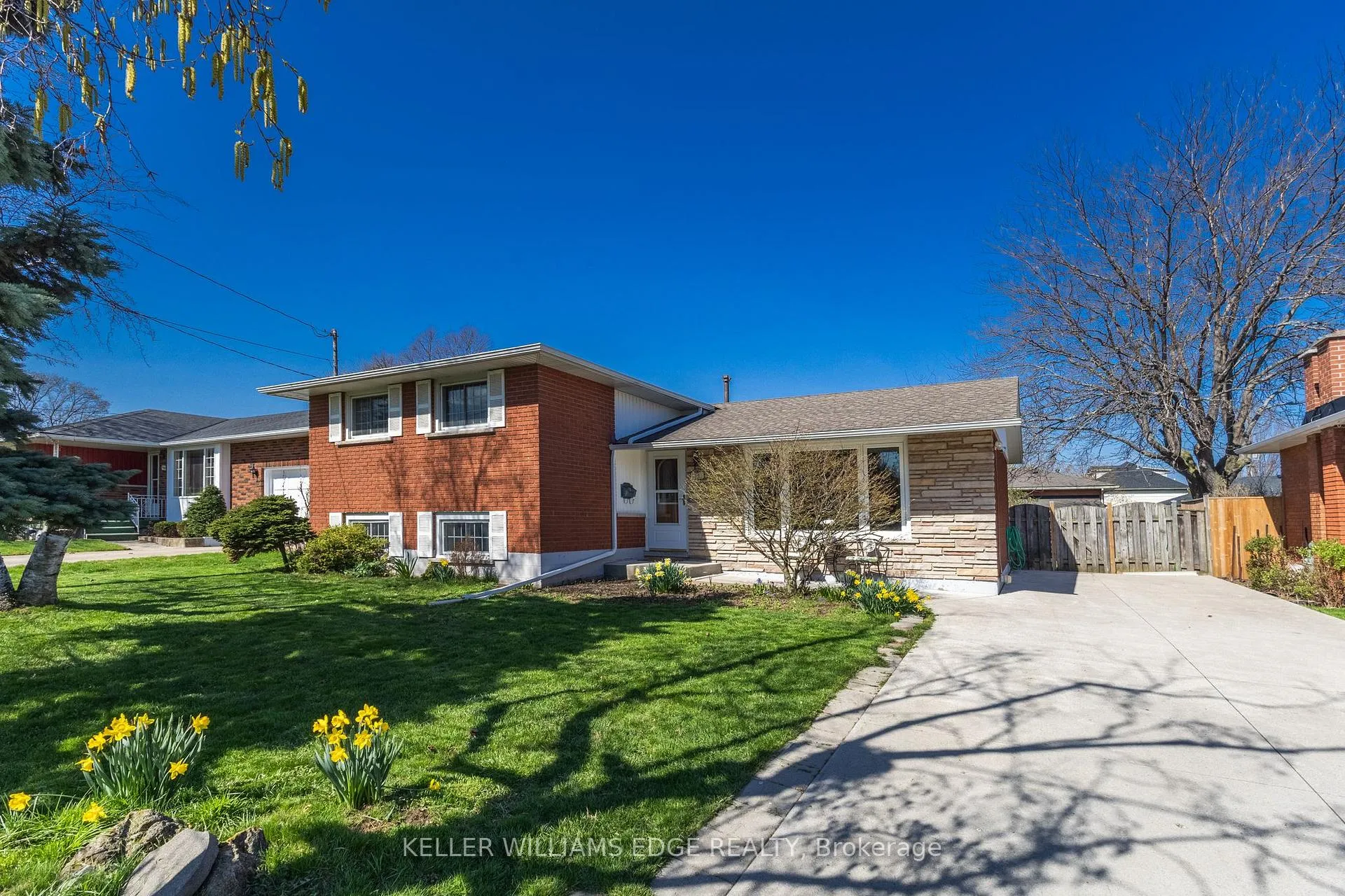 Photo 3 of 156 Lakeside Drive, Grimsby, Grimsby Beach — HOMEH