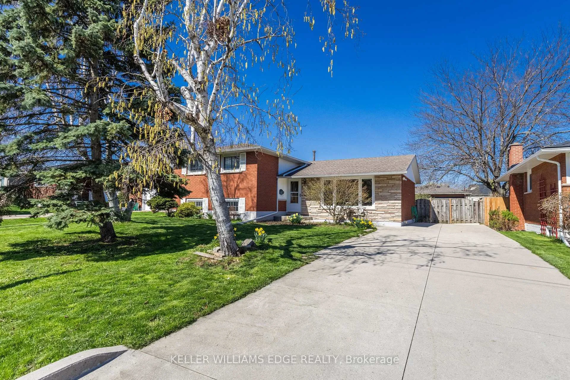 Photo 4 of 156 Lakeside Drive, Grimsby, Grimsby Beach — HOMEH