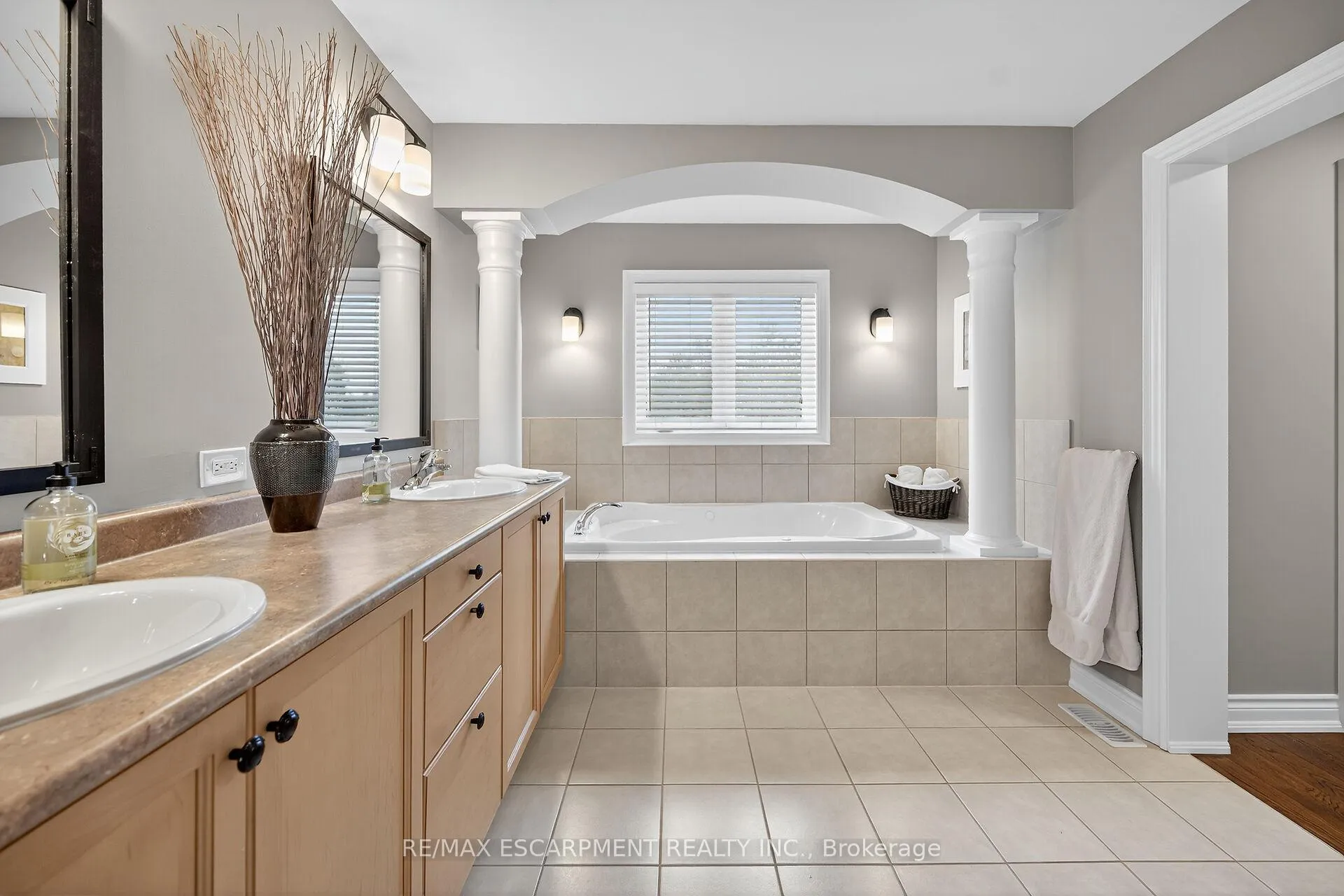 Photo 32 of 20 Fowler Drive, Hamilton, Binbrook — HOMEH