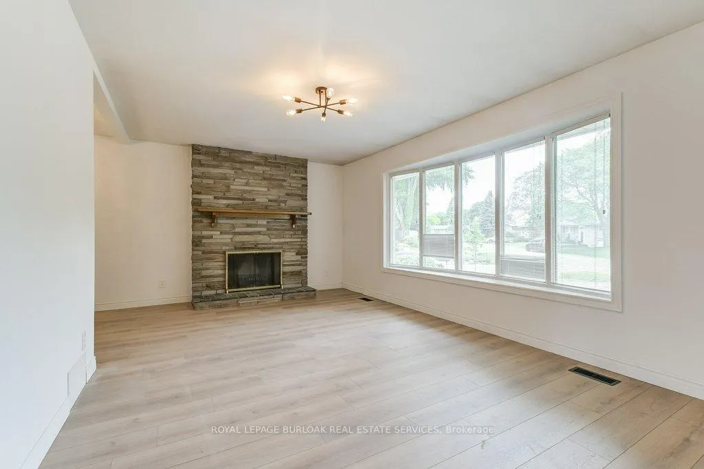 Photo 5 of 1334 Langdale Crescent, Oakville, Falgarwood — HOMEH