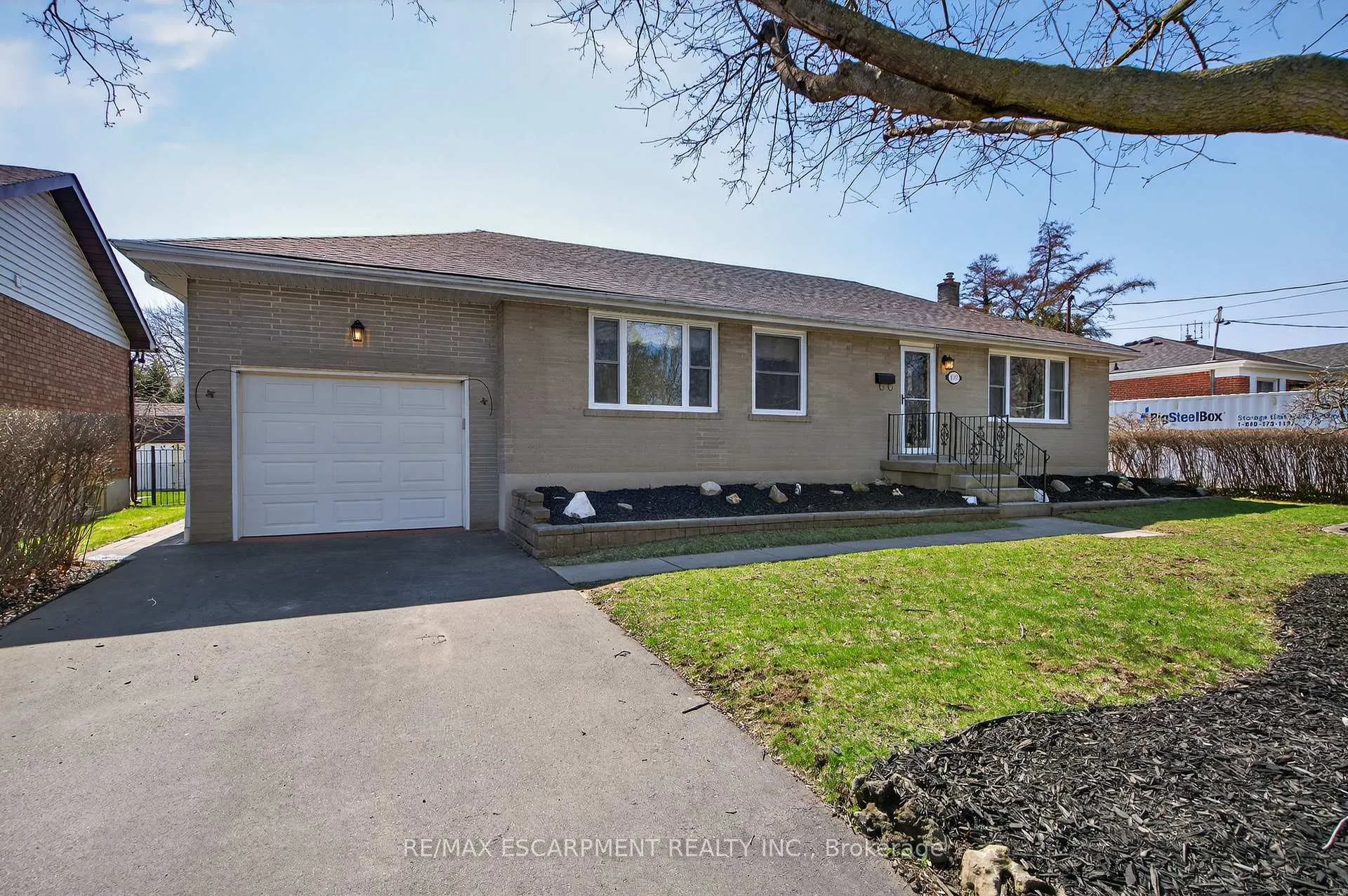 Photo 2 of 1055 Shepherd's Drive, Burlington, LaSalle — HOMEH