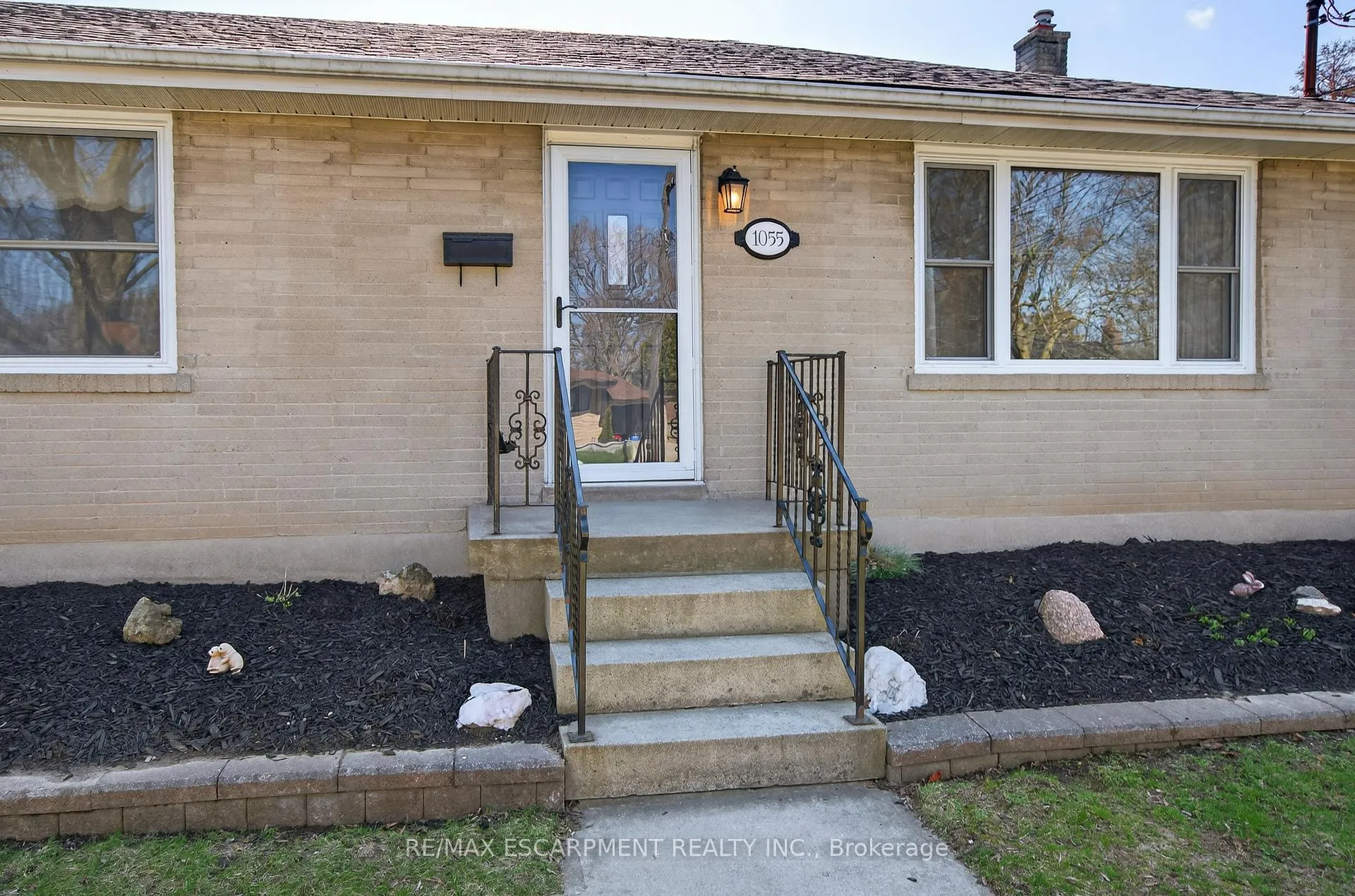 Photo 3 of 1055 Shepherd's Drive, Burlington, LaSalle — HOMEH