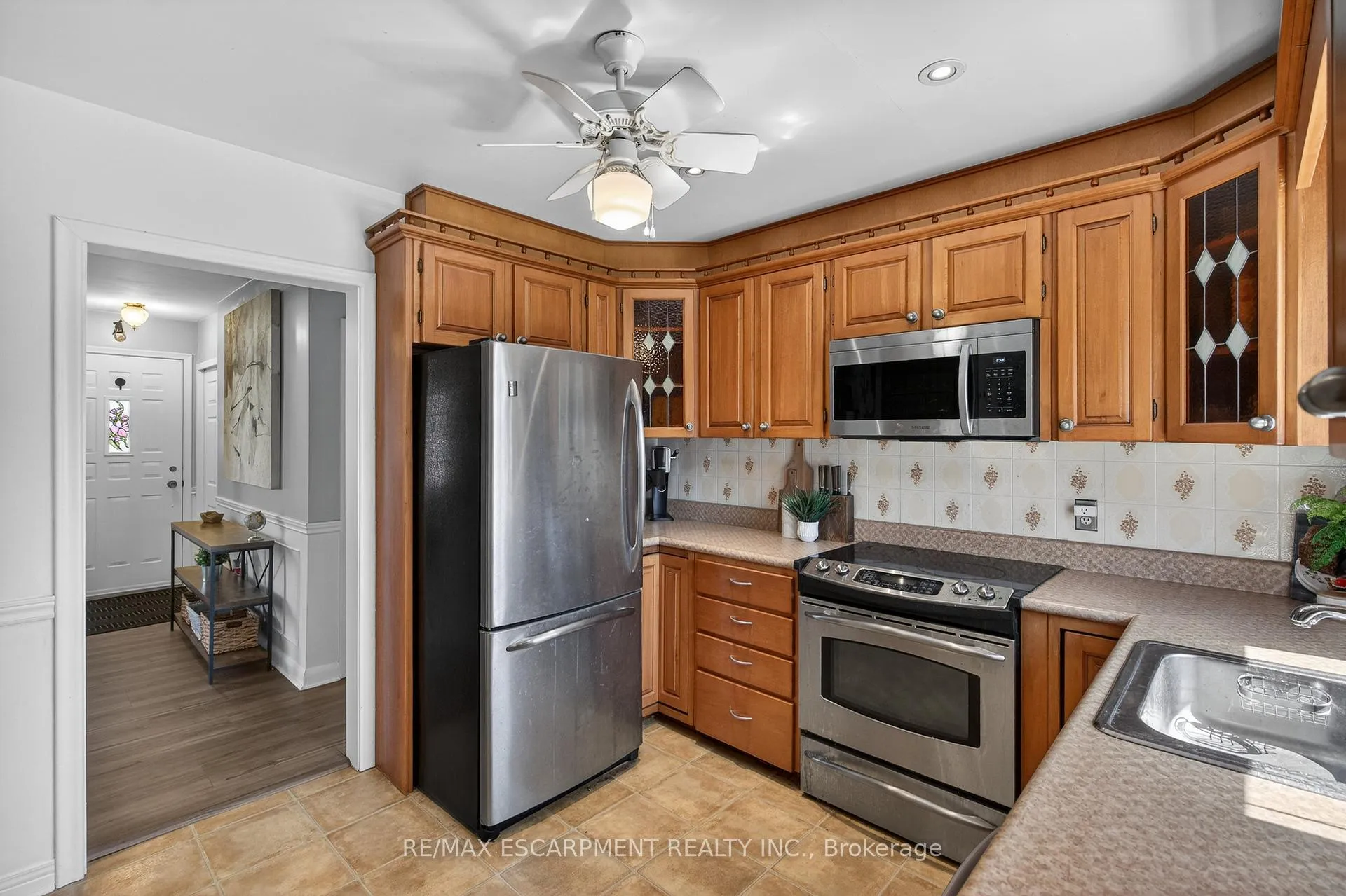 Photo 11 of 1055 Shepherd's Drive, Burlington, LaSalle — HOMEH
