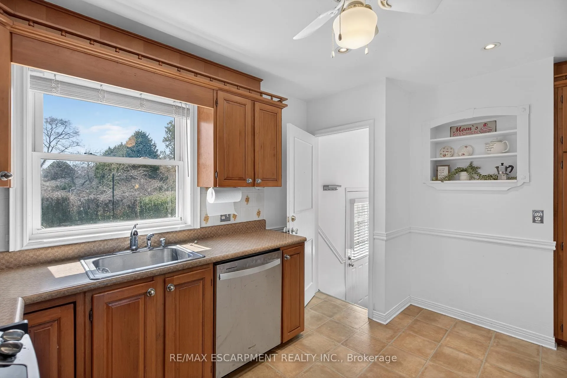 Photo 13 of 1055 Shepherd's Drive, Burlington, LaSalle — HOMEH