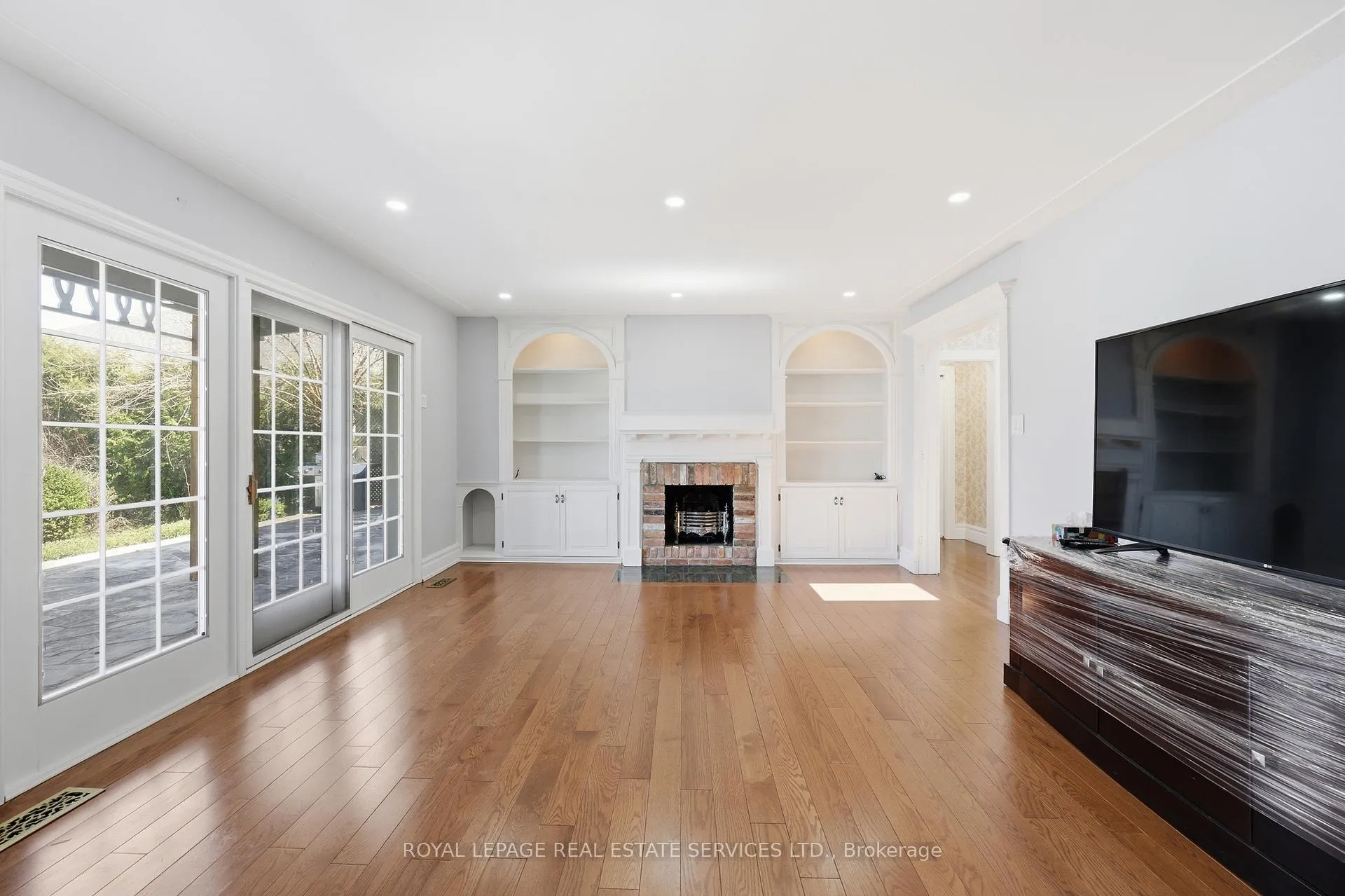 Photo 10 of 8 Lakeshore Drive, Hamilton, Lakeshore — HOMEH