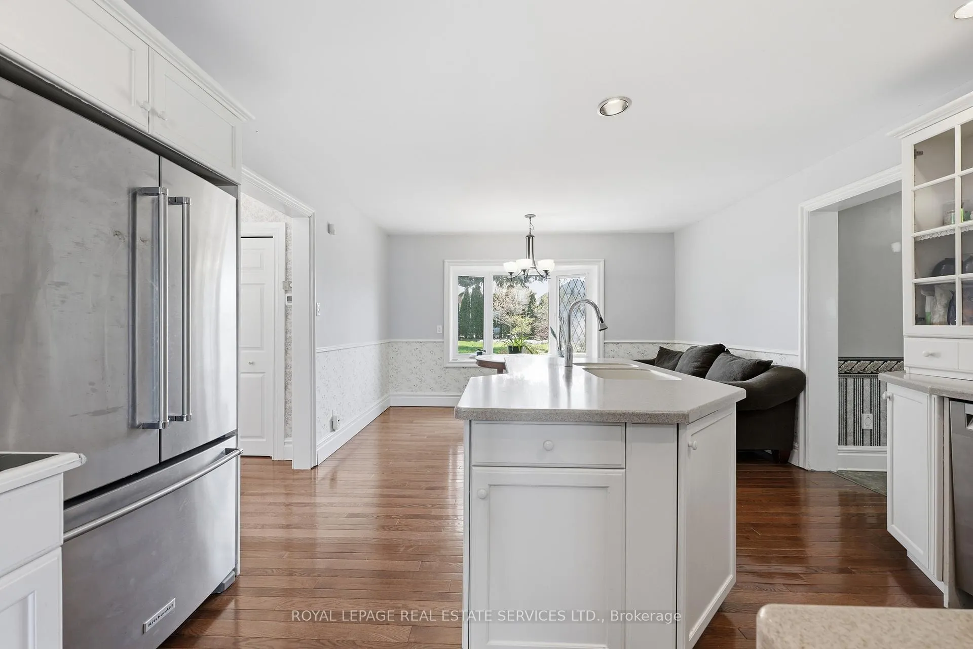 Photo 12 of 8 Lakeshore Drive, Hamilton, Lakeshore — HOMEH
