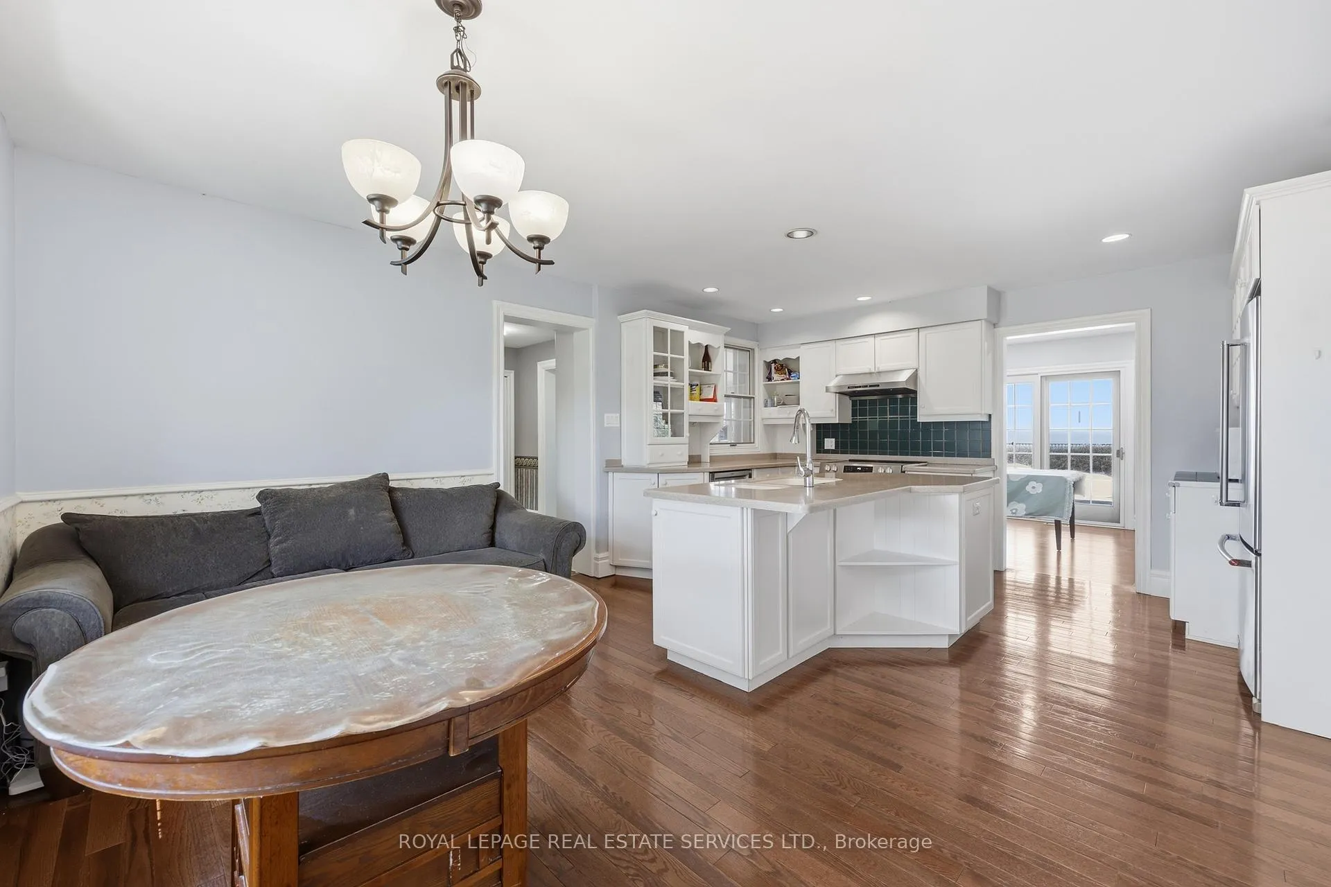 Photo 13 of 8 Lakeshore Drive, Hamilton, Lakeshore — HOMEH